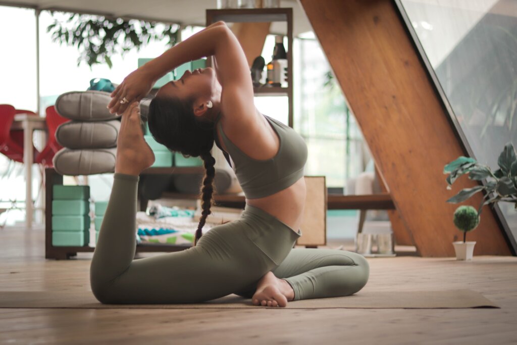 Mulher em uma postura de yoga