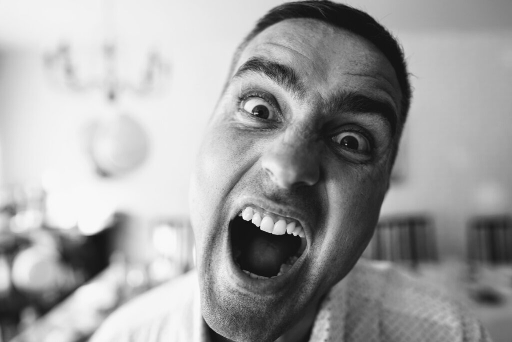 Foto em preto e branco com homem gritando